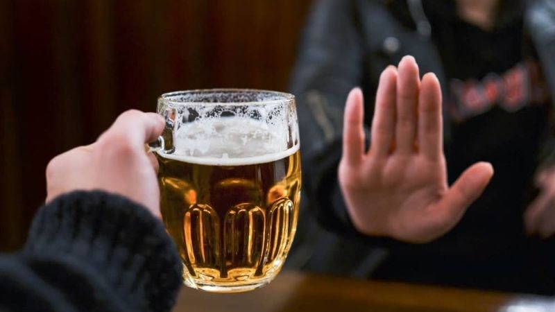 Hạn chế uống rượu bia bởi chúng làm giảm sản xuất collagen