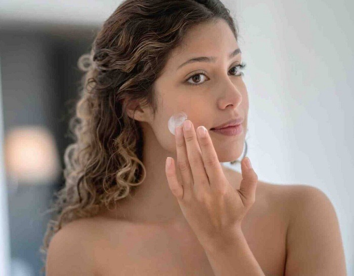 Nên dùng lotion cho da mặt 2 lần mỗi ngày vào buổi sáng và tối trước khi đi ngủ