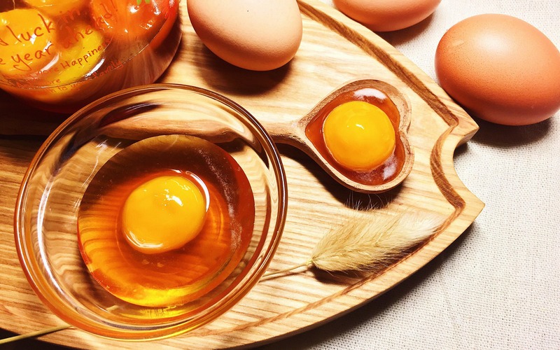 Lòng đỏ trứng gà thường được áp dụng thường xuyên để làm mặt nạ chăm sóc da tại nhà