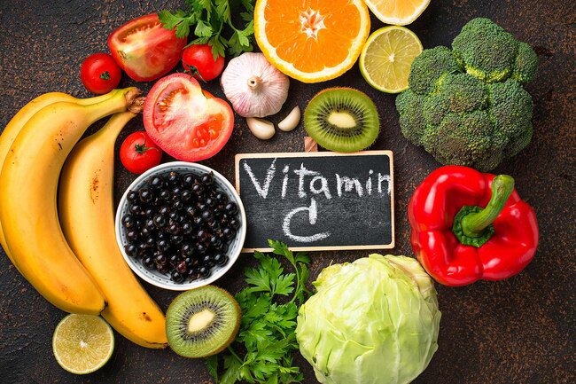Ăn nhiều vitamin C và axit amin sẽ làm tăng nồng độ axit hyaluronic và collagen trong cơ thể