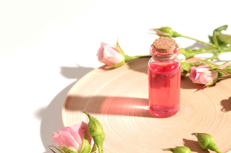 Nước hoa hồng là bước đệm cần thiết trước khi sử dụng các sản phẩm chăm sóc, đặc trị trên da mặt