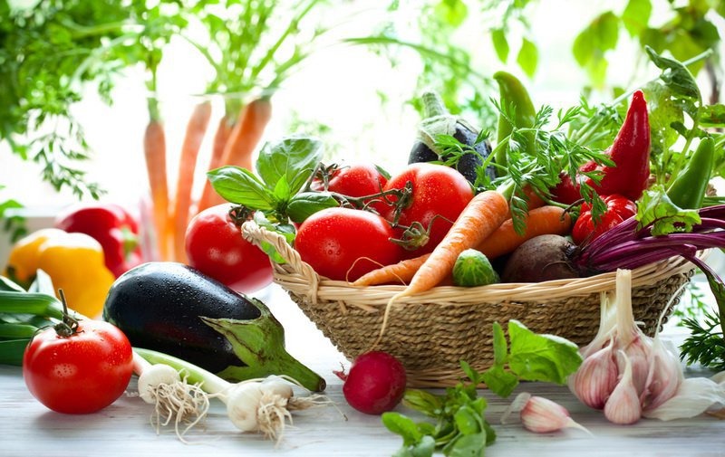 Tỏi và các loại rau củ quả giàu dinh dưỡng giúp tăng cường hệ miễn dịch.